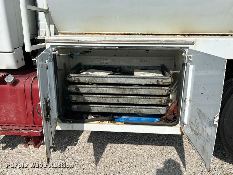 image for item EK4689 1998 Ford Louisville  utility / service truck