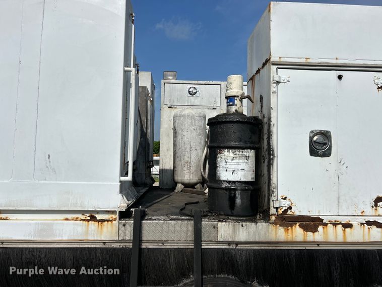 image for item EK4689 1998 Ford Louisville  utility / service truck