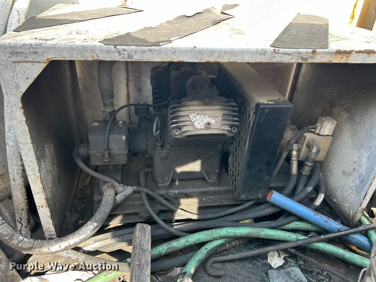 image for item EK4689 1998 Ford Louisville  utility / service truck