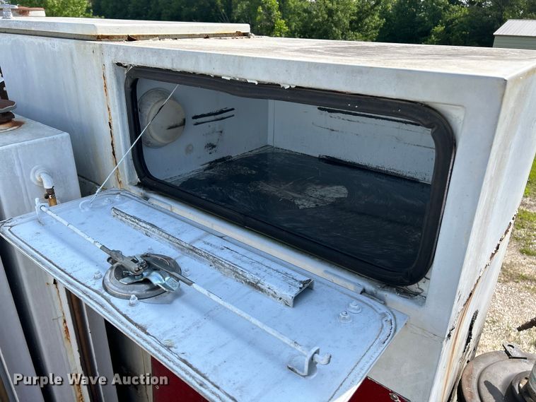 image for item EK4689 1998 Ford Louisville  utility / service truck