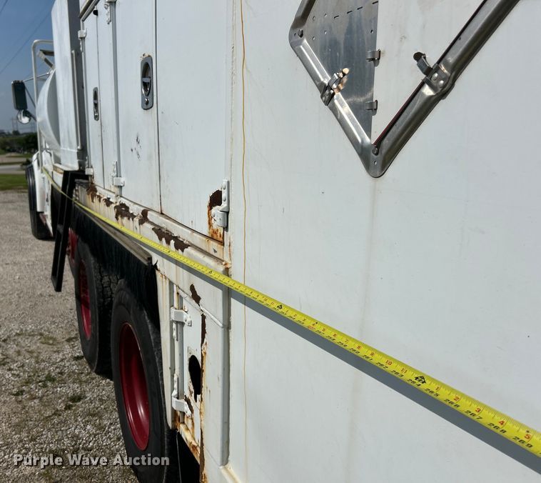 image for item EK4689 1998 Ford Louisville  utility / service truck