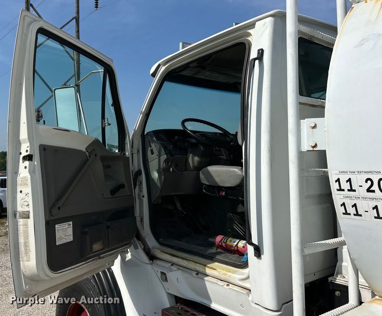 image for item EK4689 1998 Ford Louisville  utility / service truck