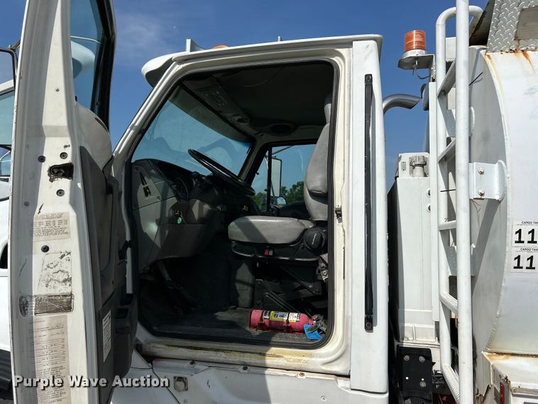 image for item EK4689 1998 Ford Louisville  utility / service truck