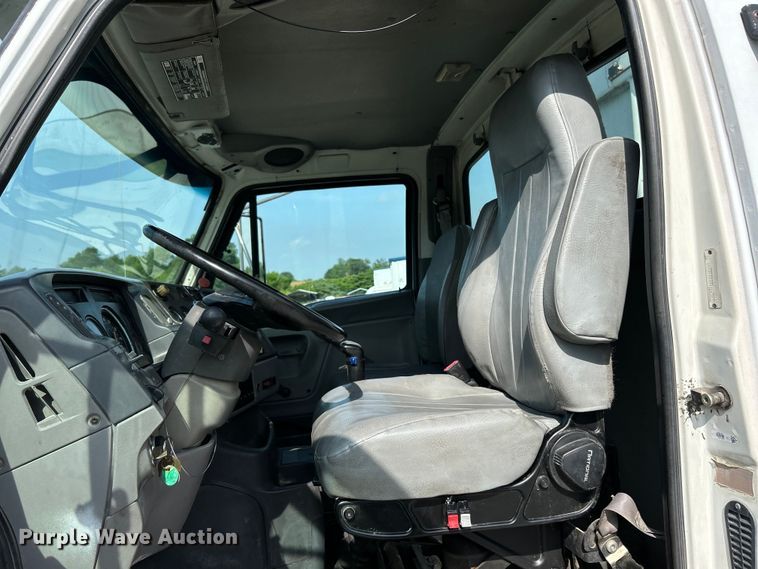 image for item EK4689 1998 Ford Louisville  utility / service truck