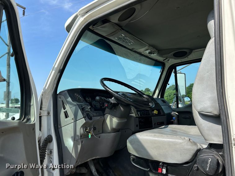 image for item EK4689 1998 Ford Louisville  utility / service truck