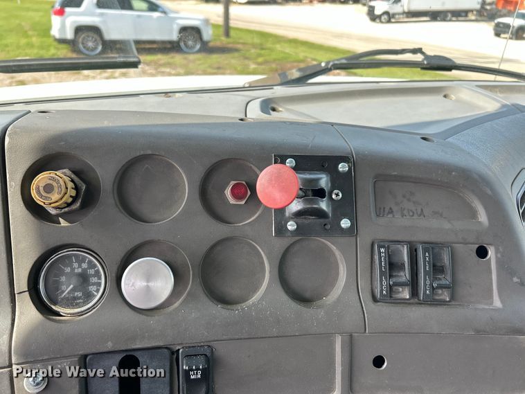 image for item EK4689 1998 Ford Louisville  utility / service truck