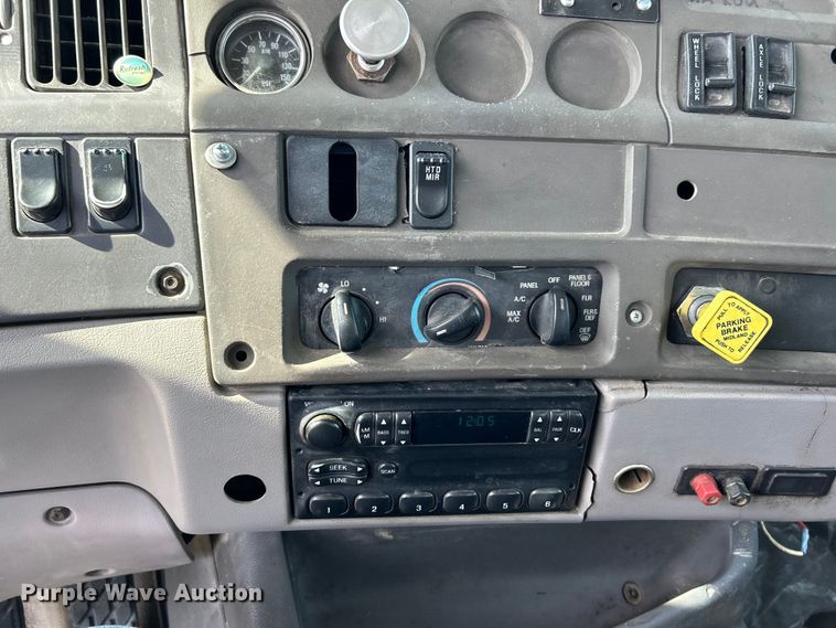 image for item EK4689 1998 Ford Louisville  utility / service truck