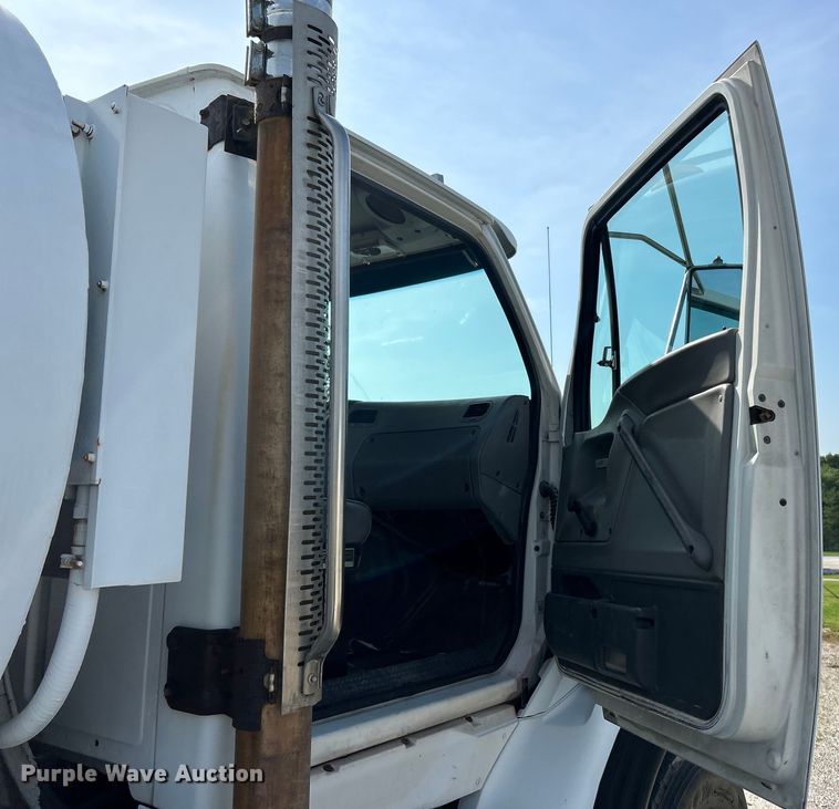 image for item EK4689 1998 Ford Louisville  utility / service truck