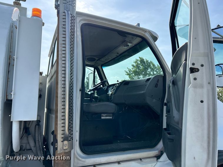 image for item EK4689 1998 Ford Louisville  utility / service truck