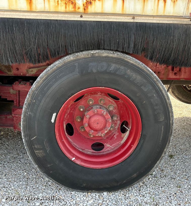 image for item EK4689 1998 Ford Louisville  utility / service truck