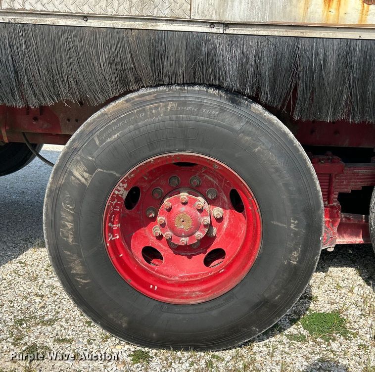 image for item EK4689 1998 Ford Louisville  utility / service truck