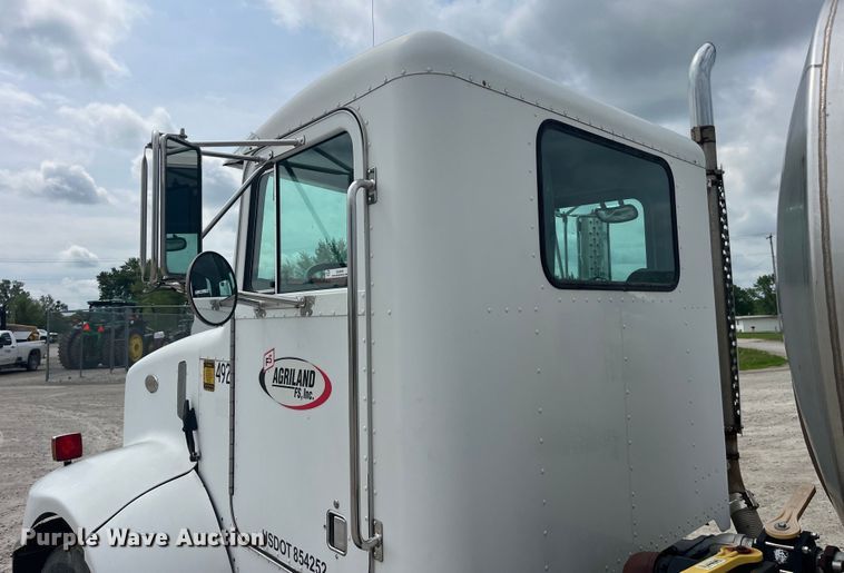 image for item EK8530 2000 Peterbilt  330 tank truck