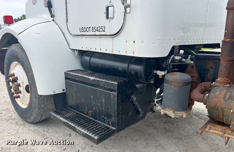 image for item EK8530 2000 Peterbilt  330 tank truck