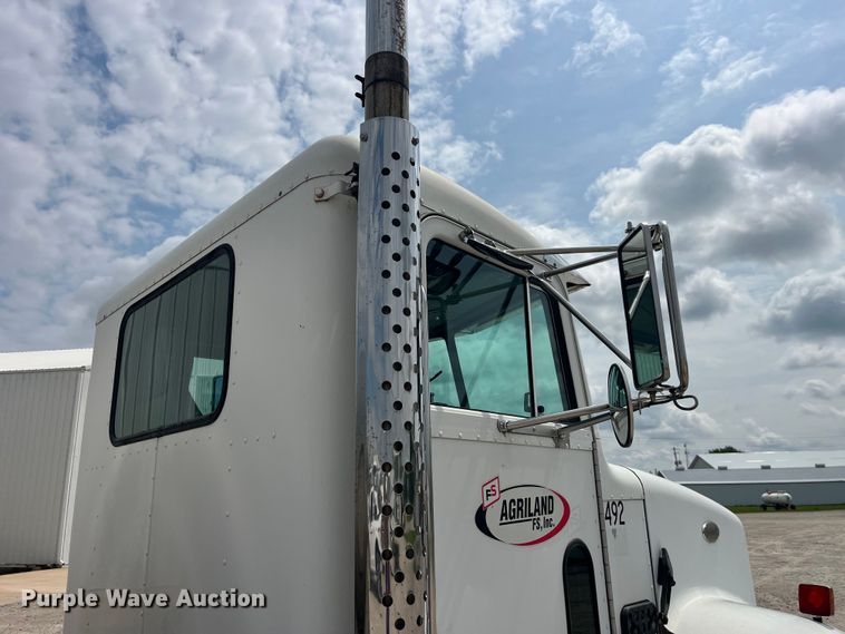 image for item EK8530 2000 Peterbilt  330 tank truck