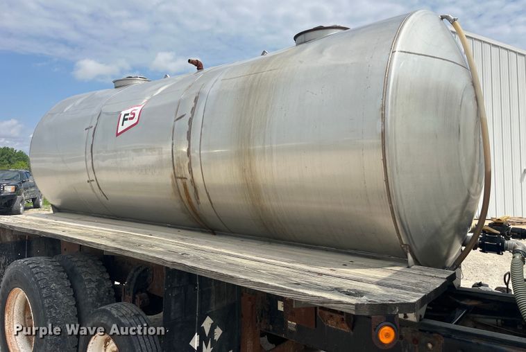 image for item EK8530 2000 Peterbilt  330 tank truck