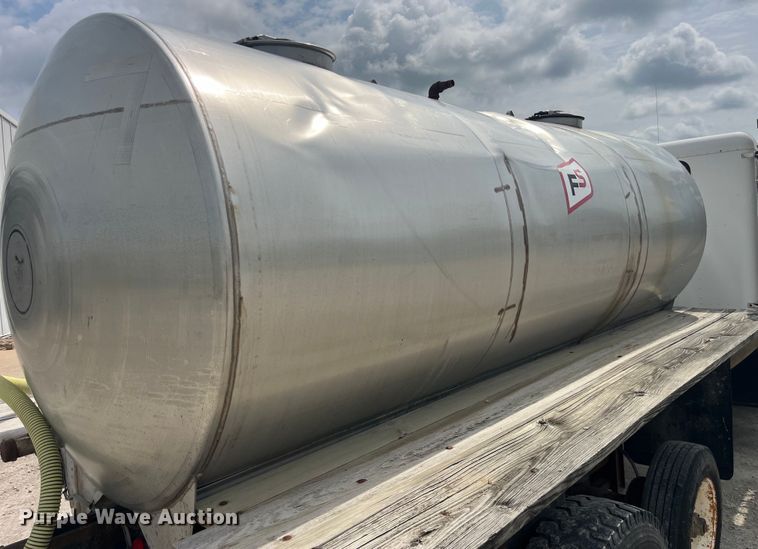 image for item EK8530 2000 Peterbilt  330 tank truck