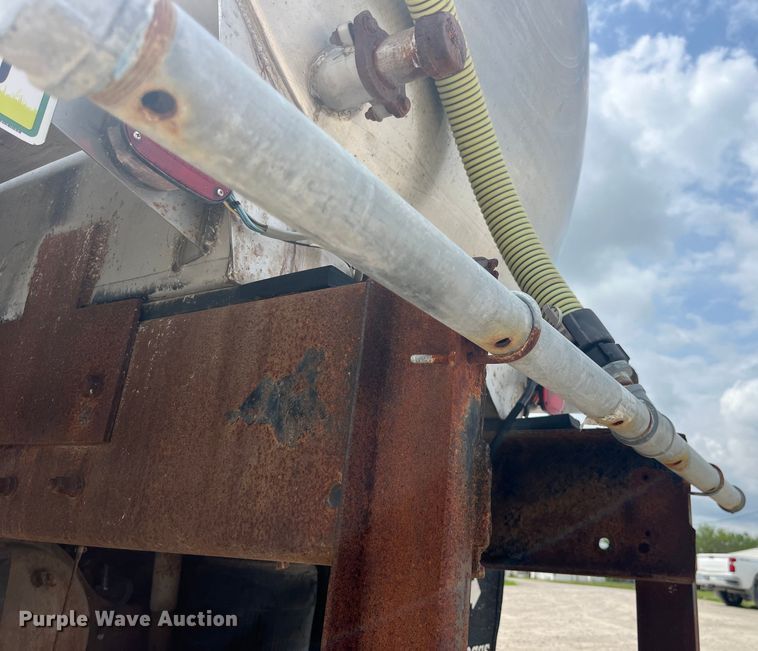 image for item EK8530 2000 Peterbilt  330 tank truck