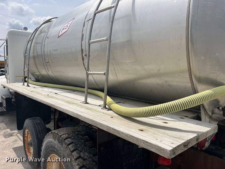 image for item EK8530 2000 Peterbilt  330 tank truck