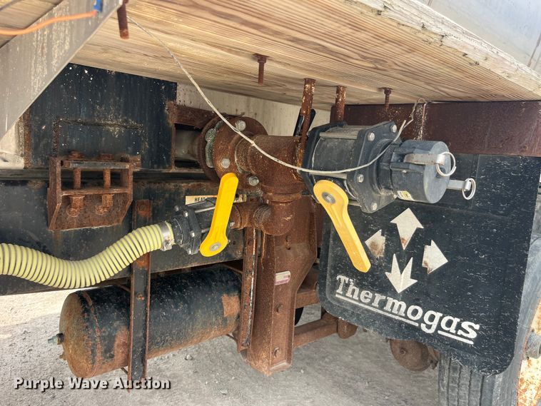 image for item EK8530 2000 Peterbilt  330 tank truck