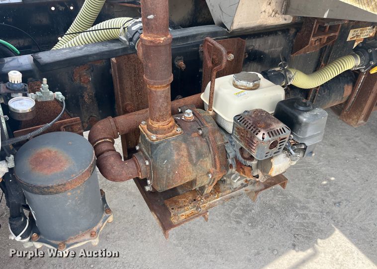 image for item EK8530 2000 Peterbilt  330 tank truck