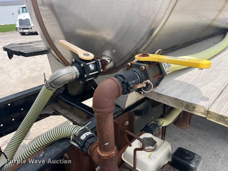 image for item EK8530 2000 Peterbilt  330 tank truck