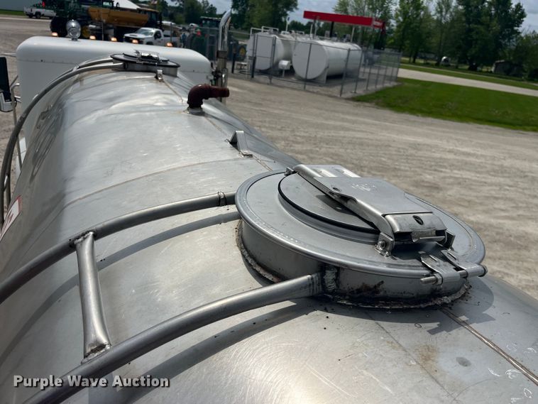 image for item EK8530 2000 Peterbilt  330 tank truck