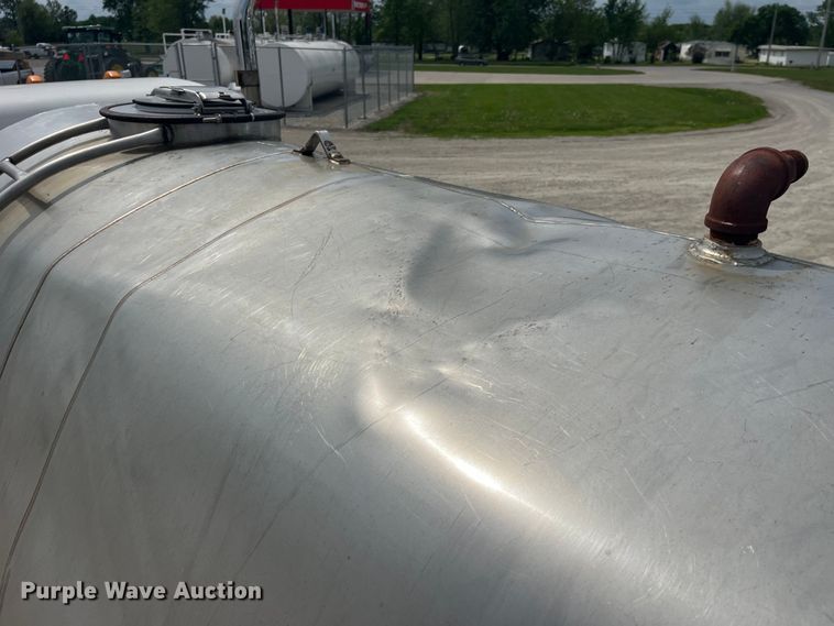 image for item EK8530 2000 Peterbilt  330 tank truck