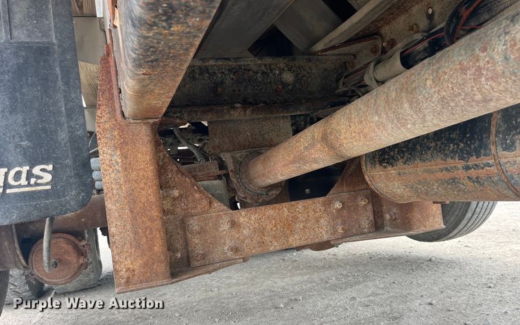 image for item EK8530 2000 Peterbilt  330 tank truck