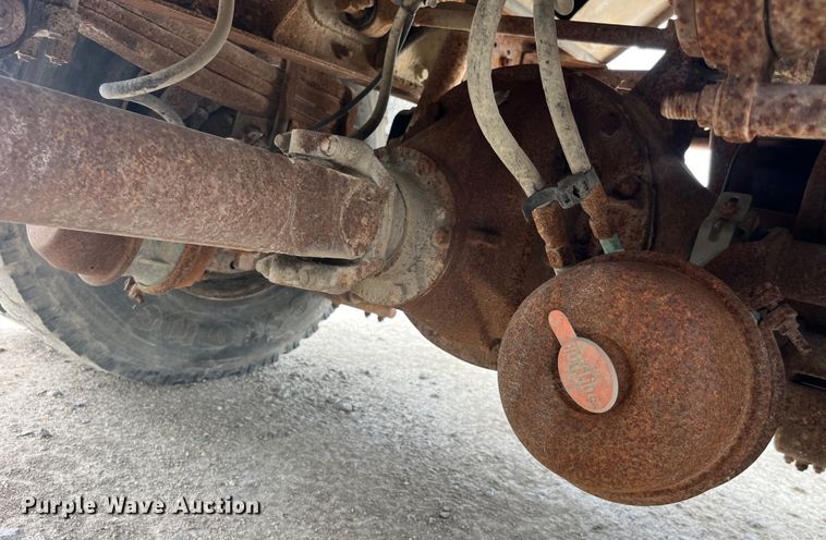 image for item EK8530 2000 Peterbilt  330 tank truck