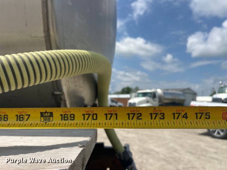 image for item EK8530 2000 Peterbilt  330 tank truck