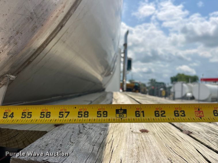 image for item EK8530 2000 Peterbilt  330 tank truck