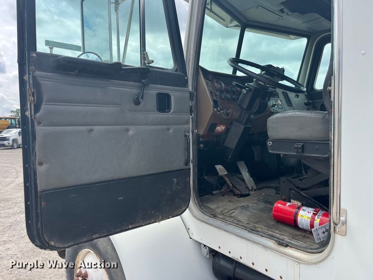 image for item EK8530 2000 Peterbilt  330 tank truck