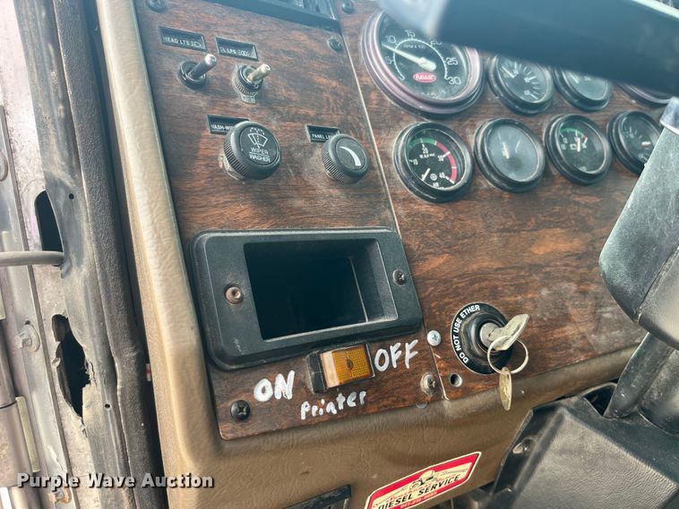 image for item EK8530 2000 Peterbilt  330 tank truck