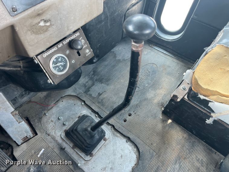 image for item EK8530 2000 Peterbilt  330 tank truck