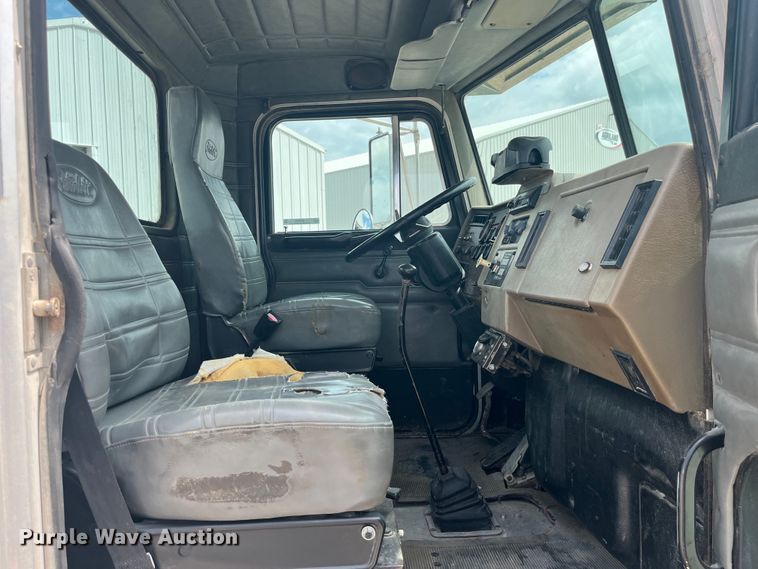 image for item EK8530 2000 Peterbilt  330 tank truck