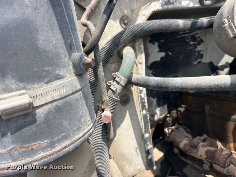 image for item EK8530 2000 Peterbilt  330 tank truck