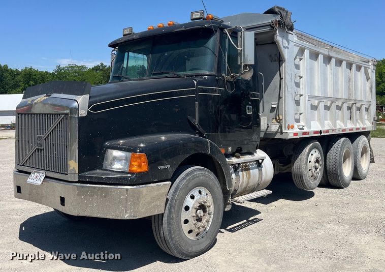 image for item EK8591 1996 Volvo WCA dump truck