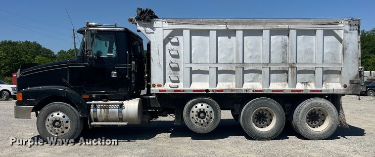 image for item EK8591 1996 Volvo WCA dump truck