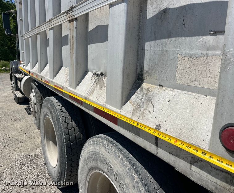 image for item EK8591 1996 Volvo WCA dump truck