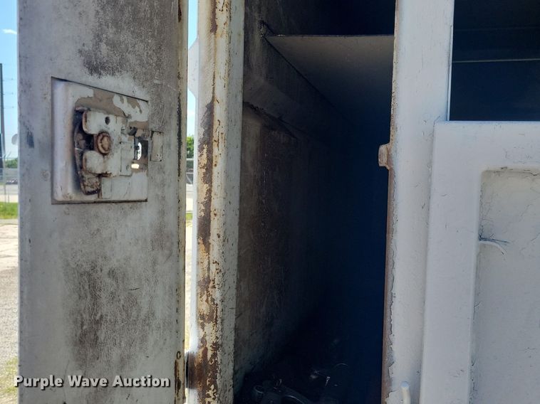 image for item KB9021 1991 Ford F700 bucket truck