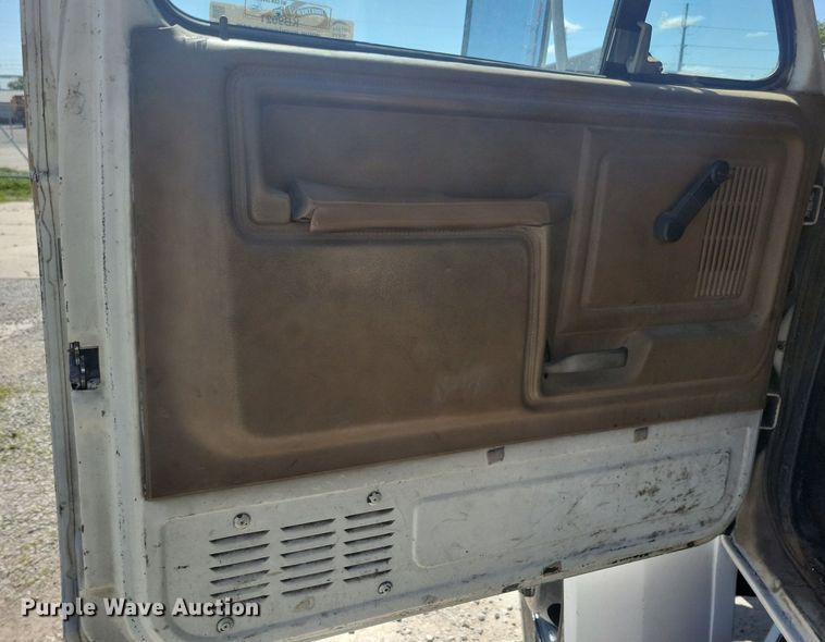 image for item KB9021 1991 Ford F700 bucket truck