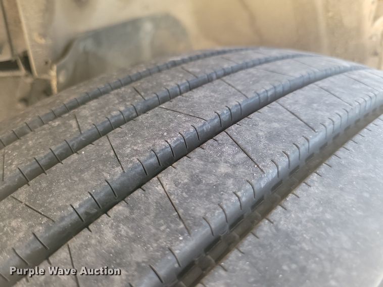 image for item KB9021 1991 Ford F700 bucket truck