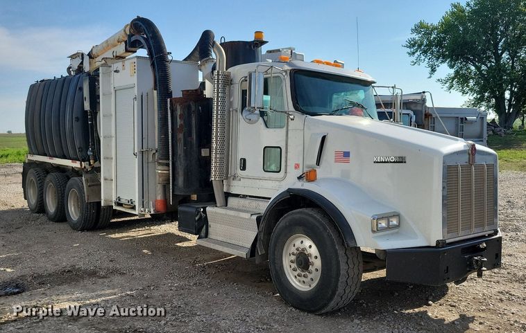image for item KB9041 2012 Kenworth T800 hydrovac truck
