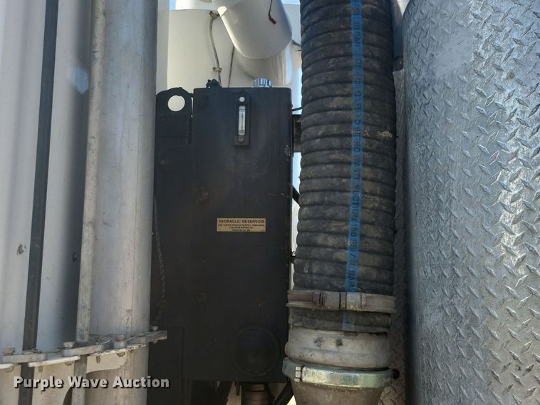 image for item KB9041 2012 Kenworth T800 hydrovac truck