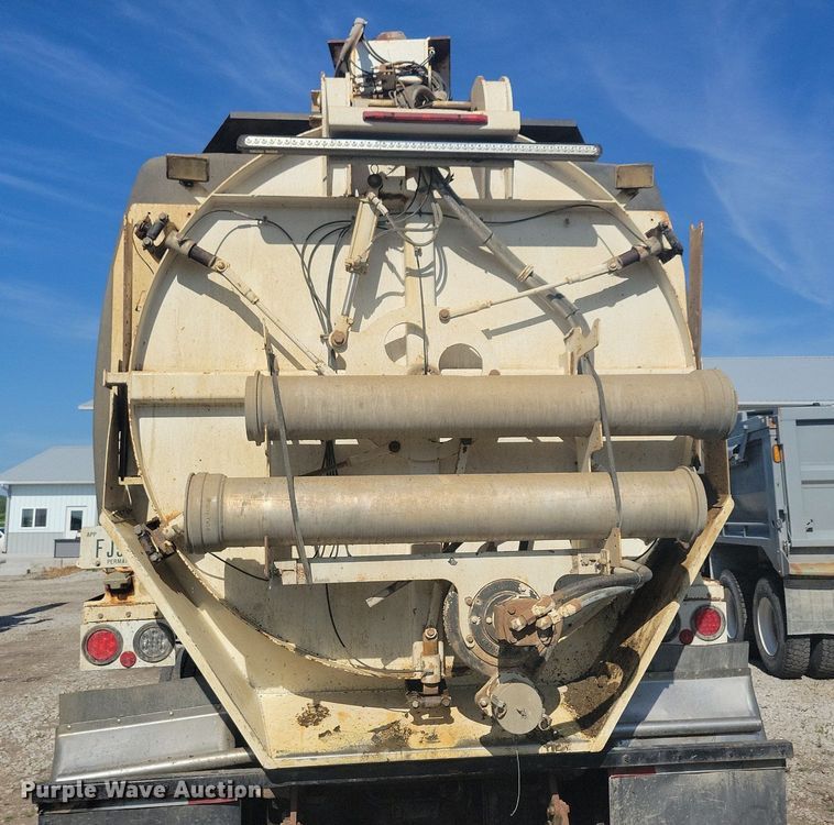 image for item KB9041 2012 Kenworth T800 hydrovac truck