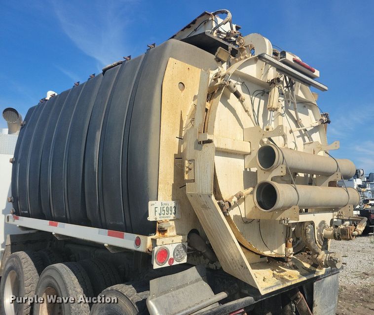 image for item KB9041 2012 Kenworth T800 hydrovac truck