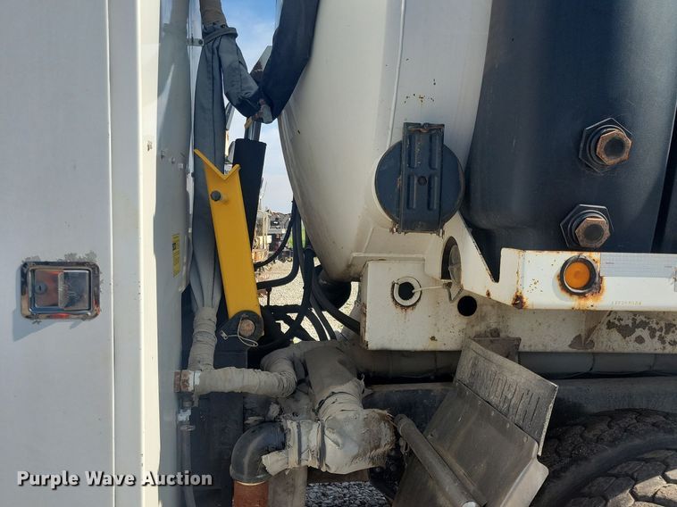 image for item KB9041 2012 Kenworth T800 hydrovac truck