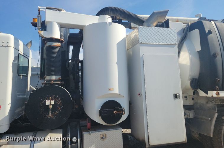 image for item KB9041 2012 Kenworth T800 hydrovac truck