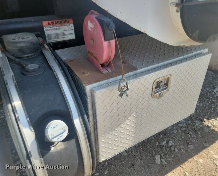 image for item KB9041 2012 Kenworth T800 hydrovac truck