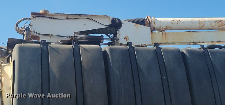 image for item KB9041 2012 Kenworth T800 hydrovac truck